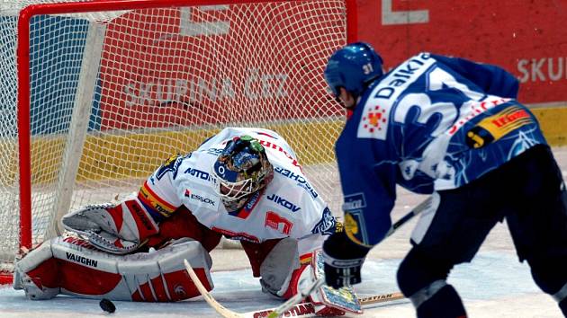 Brankář HC Mountfield Roman Turek podává v úvodu extraligy výborném výkony. Na snímku z nedělního duelu ve Vítkovicích likviduje šanci Romana Šimíčka.