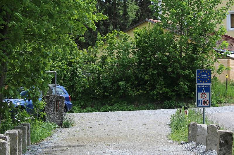 Zátaras na malém hraničním přechodu v Českém Heršláku byl i v úterý.