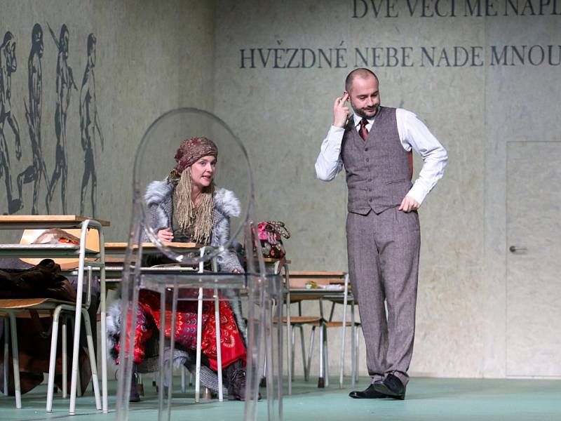 Boj rodičů s třídní učitelkou zachycuje hořká komedie Úča musí pryč!, kterou nově uvádí Jihočeské divadlo. Na snímku Jan Kaštovský a Dana Verzichová.