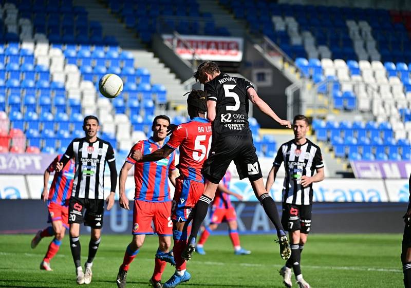 Pavel Novák střílí v Plzni hlavou vyrovnávací gól Dynama na 1:1. Jihočeši nakonec v zápase padli 1:2.