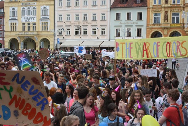 Celý týden žily České Budějovice multižánrovým festivalem Budějovický Majáles. Ten se v pátek rozloučil s krajským městem průvodem na náměstí Přemysla Otakara II., volbou krále a řadou koncertů.