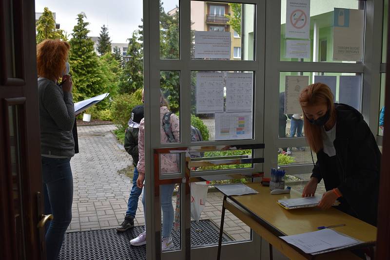 Návrat do škol. Žáci ze ZŠ a MŠ Borek přišli v pondělí zase do školy.