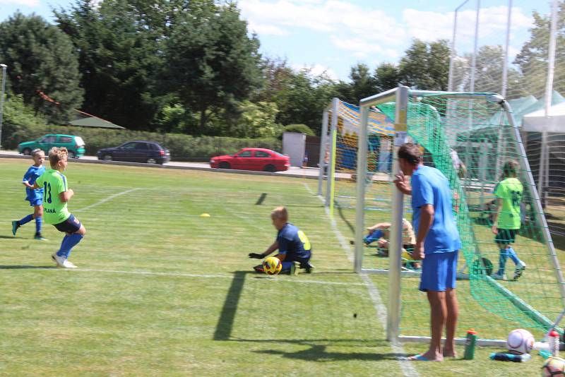 Oslavy výročí sportovního klubu v Plané na Českobudějovicku. Předvedli se i mladí fotbalisté.