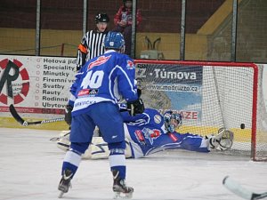 VÍTĚZOVÉ. Brankář Tomáš Klestil se marně natahuje po puku při utkání v Klatovech. Bezmocně tomu přihlíží Vojtěch Mrkvička