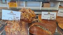 V nabídce pekárny Husinecký chléb je 12 druhů chleba, 40 druhů slaného a více než 60 druhů sladkého pečiva. Součástí prodejny je malá kavárna, kde si hosté mohou k pečivu dát kávu nebo čaj.