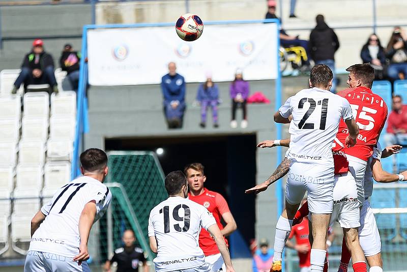 Fotbalisté Vyškova (v bílém) prohráli s vedoucí Zbrojovkou Brno na svém stadionu v Drnovicích 0:2.