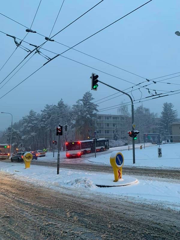 Jihomoravské silnice zasypal sníh.