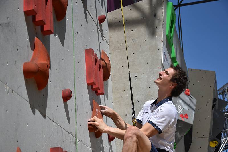 Lezec Adama Ondra byl bouřlivě přivítán na brněnském olympijském festivalu.