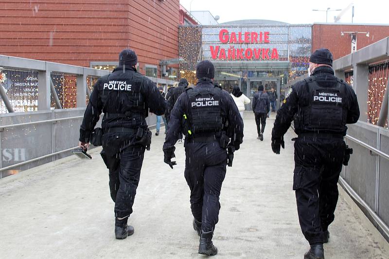 Strážníci v Brně kontrolují dodržování protiepidemických opatření.