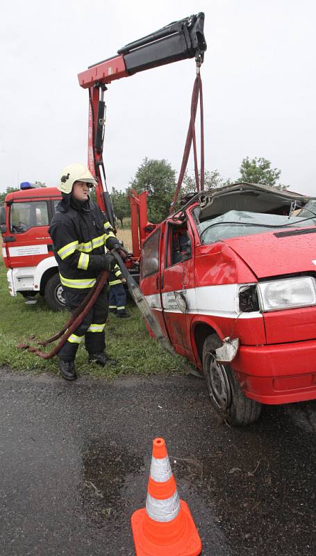 Dopravní nehoda auta hasičského záchranného sboru na mokré silnici před obcí Moutnice na Brněnsku.