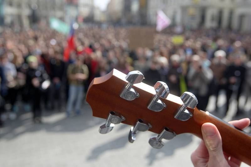 Studentská demonstrace VyjdiVen na brněnském náměstí Svobody.