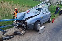 U obce Troskotovice na Brněnsku narazilo v pátek auto do mostní konstrukce se zábradlím.
