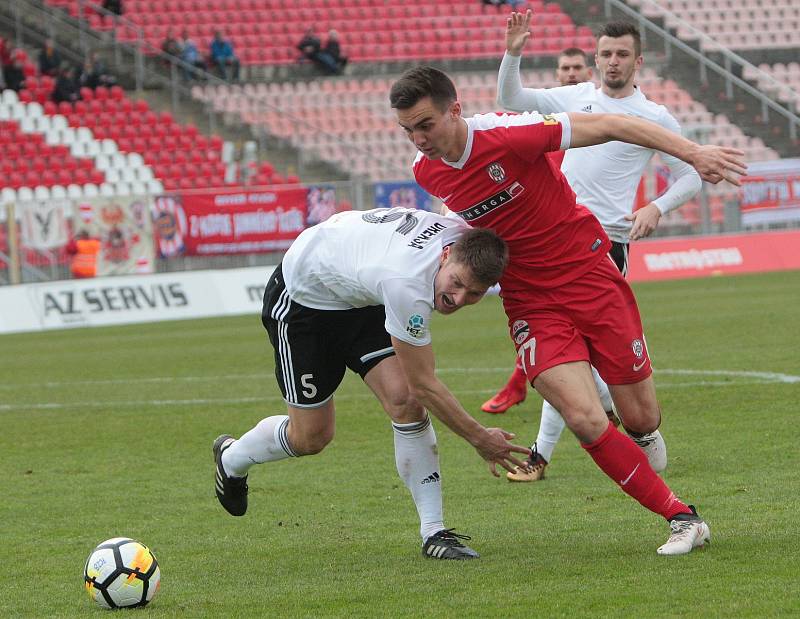 Fotbalisté Zbrojovky Brno (v červeném) uhráli s Karvinou jen bezbrankovou remízu.