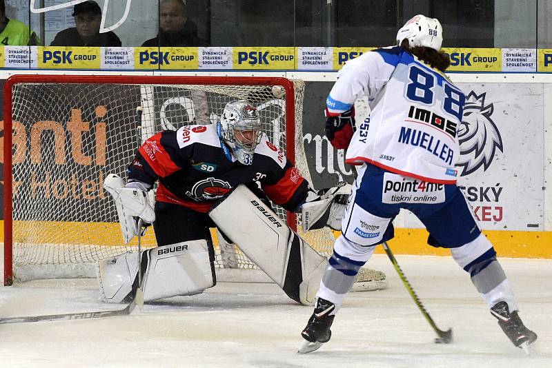 Domácí Kometa Brno v bílém (Peter Mueller) proti Pirátům z Chomutova.