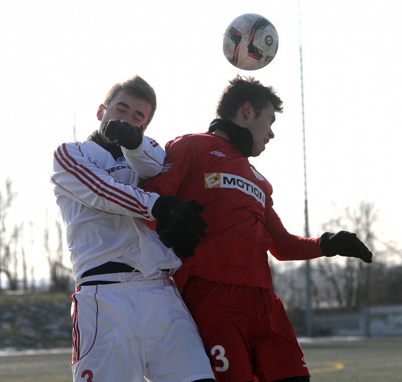 Zbrojovka (v červeném) přehrála Třinec 2:1.