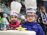 Desítky dortů s hokejovou tématikou si mezi sebe rozdělili návštěvníci v pořadí již sedmé Dortiády s Kometou.