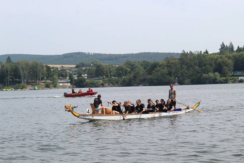 Závody dračích lodí na Brněnské přehradě.