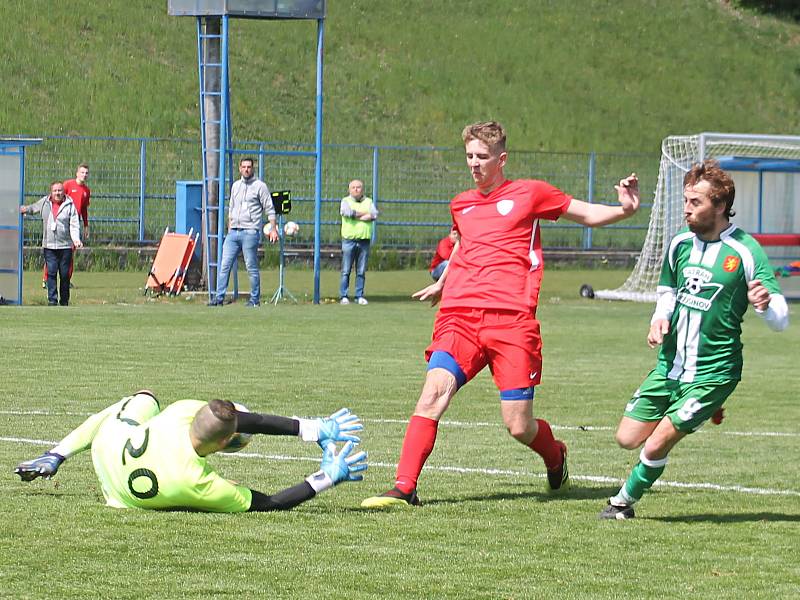 V utkání krajského přeboru fotbalistů remizoval Tatran Bohunice (červené dresy) s Tatranem Rousínov 1:1.