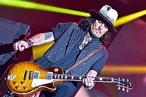 Vystoupení americké skupiny Hollywood Vampires v Brně. Na snímku hraje na kytaru známý herec Johnny Depp.