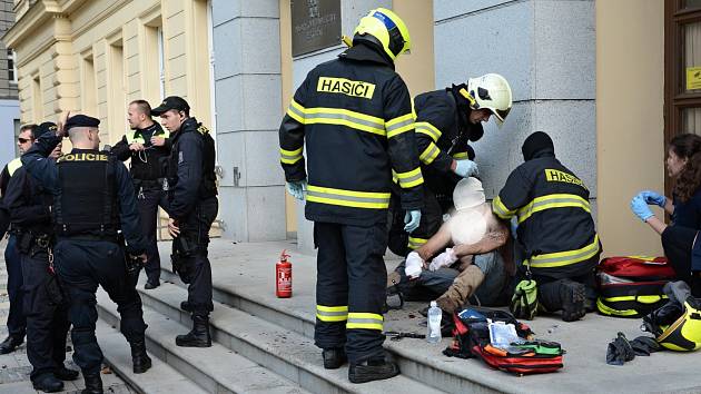 Na dvoře budovy rektorátu Masarykovy univerzity v Brně vybuchly plynové bomby.