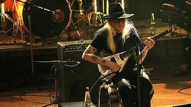 Kytarista a zpěvák Johnny Winter vyniká kromě hudebního podání také svým vzhledem.