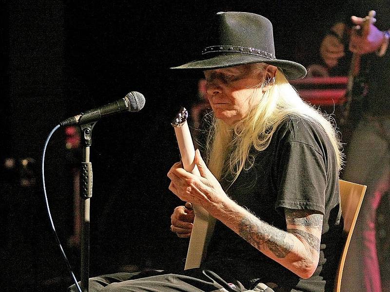 Kytarista a zpěvák Johnny Winter vyniká kromě hudebního podání také svým vzhledem.