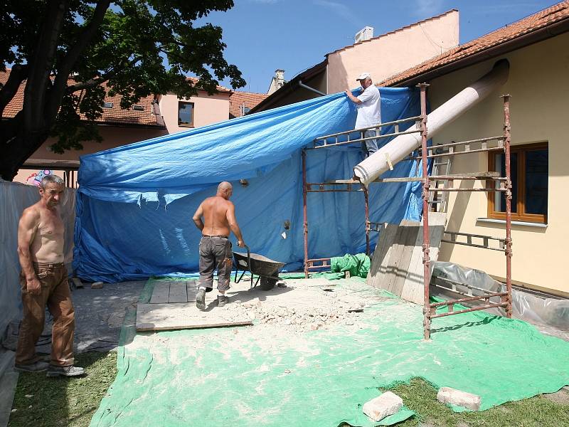 S koncem školního roku nastoupili do brněnských školek a škol místo dětí dělníci. Na opravy a další práce mají většinou jen dva měsíce letních prázdnin. Nové patro například vzniká v černovické školce ve Štolcově ulici.