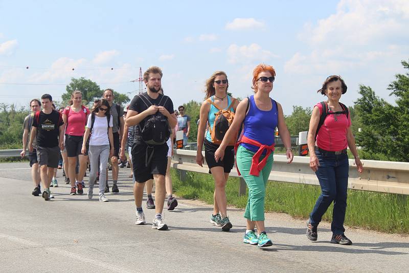 V sobotu ráno vyrazili lidé opět z Pohořelic na Pouť smíření. Připomněli si tak válečný odsun němců z Brna.