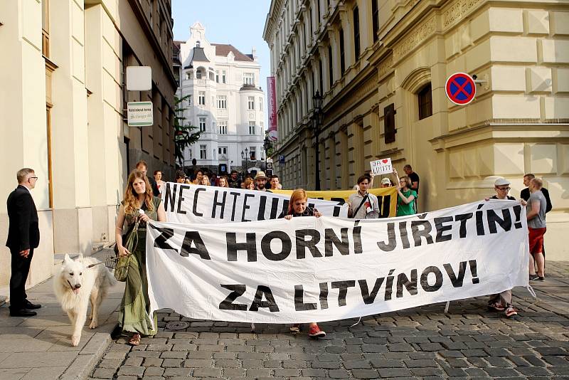 Lidé protestovali proti rozšiřování uhelných dolů v severních Čechách. 