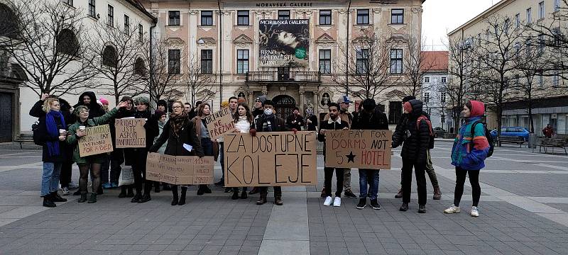 Demonstrace studentů Masarykovy univerzity proti zvyšujícím se cenám kolejného na konci února.