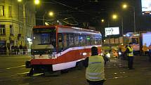 V křižovatce Jugoslávské a Merhautovy ulice vykolejila tramvaj.