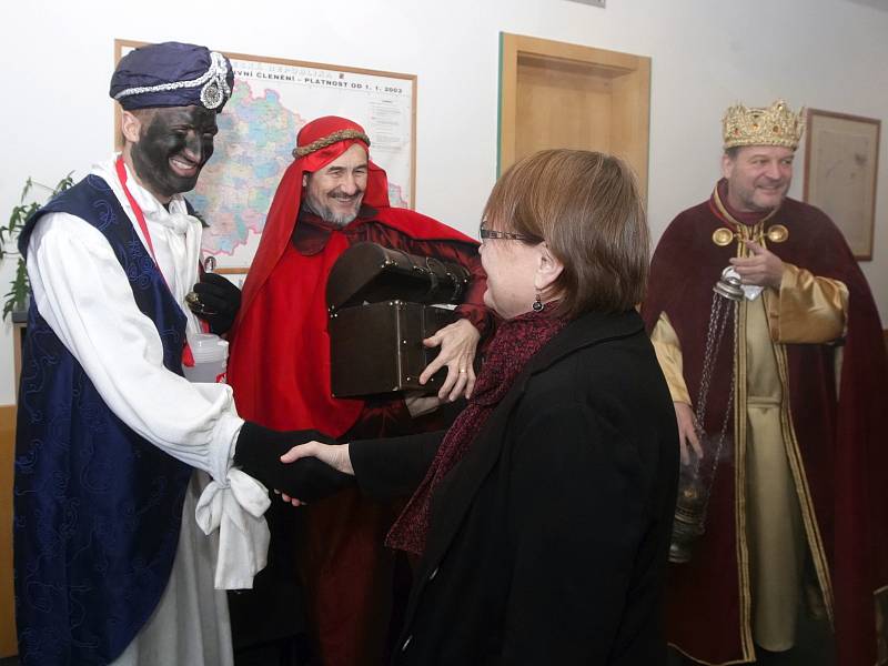 Tři králové kromě moravských domácností každoročně koledují také na různých brněnských institucích. V úterý se Kašpar, Melichar a Baltazar vypravili například na brněnský magistrát a krajský úřad. Do kasičky přispěli i brněnský biskup a ombudsmanka.