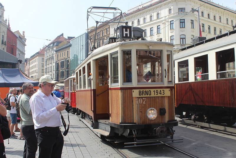 Dny dopravní nostalgie v Brně završila v sobotu přehlídka historických vozů městské hromadné dopravy na náměstí Svobody.