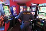 Celníci při osmi kontrolách v nelegálních hernách zabavili 58 herních automatů a 80 tisíc korun