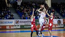 Brněnští basketbalisté (v bílém) porazili po zápasech v mezinárodní ENBL Olomoucko.