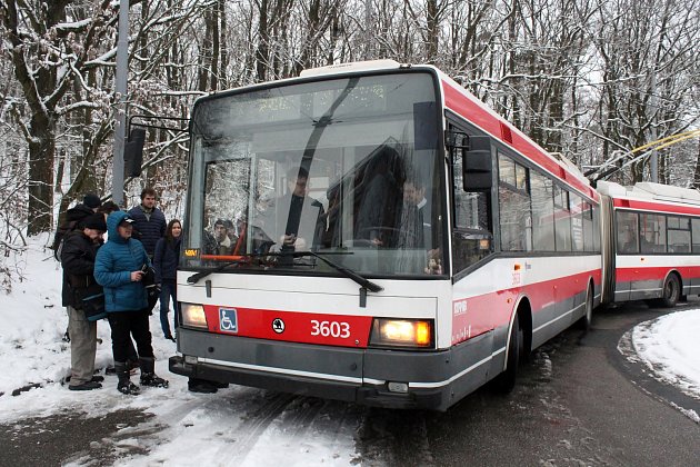 Zhruba dvacet let vozily kloubové trolejbusy 22Tr cestující po Brně. Lidé se mohli v neděli naposledy svézt vozy číslo 3603 a 3605. Rozlučkových jízd se zúčastnilo asi šest set fanoušků městské hromadné dopravy.