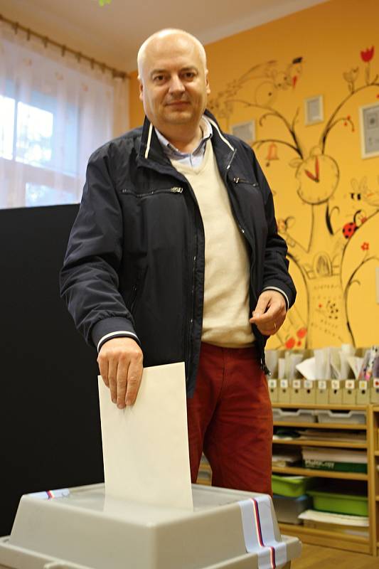 S rodinou přišel k volební urně v pátek po šesté hodině podvečerní lídr kandidátky sociálních demokratů do brněnského magistrátu Oliver Pospíšil. Volil v mateřské škole Tumaňanova v brněnské Mokré Hoře.