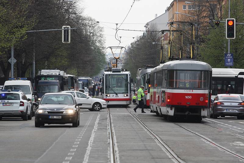 Nehoda tramvaje a nákladního auta ve Štefánikově ulici v Brně.