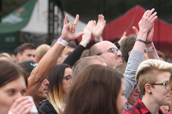 Zábava na brněnském hudebním festivalu. Ilustrační foto.