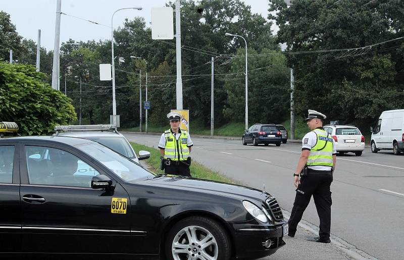 Brněnští taxikáři vyjeli ve čtvrtek odpoledne na protestní jízdu po malém městském okruhu. Na akci dohlíželi policisté. Foto: Deník/Barbora Vozková