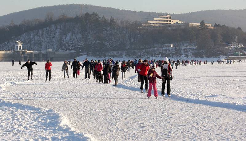 Bruslařskou dálnici na Brněnské přehradě využívají o víkendu davy lidí.