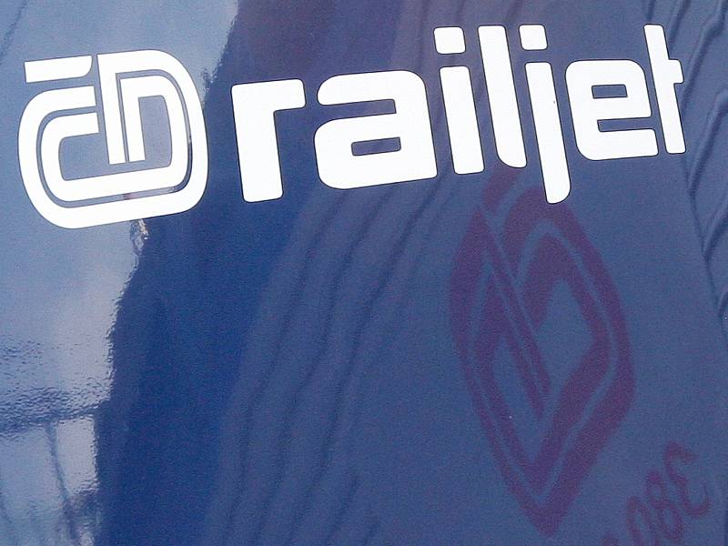 České dráhy poprvé vypustily na trať své nové soupravy railjet, které spojí Prahu s Vídní. Zatím jen ve zkušebním provozu.