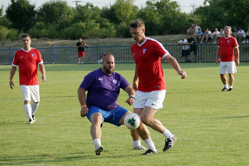 Fotbalový zápas veteránů brněnského Boby a Zbrojovky proti Židlochovicím na jejich hřišti.