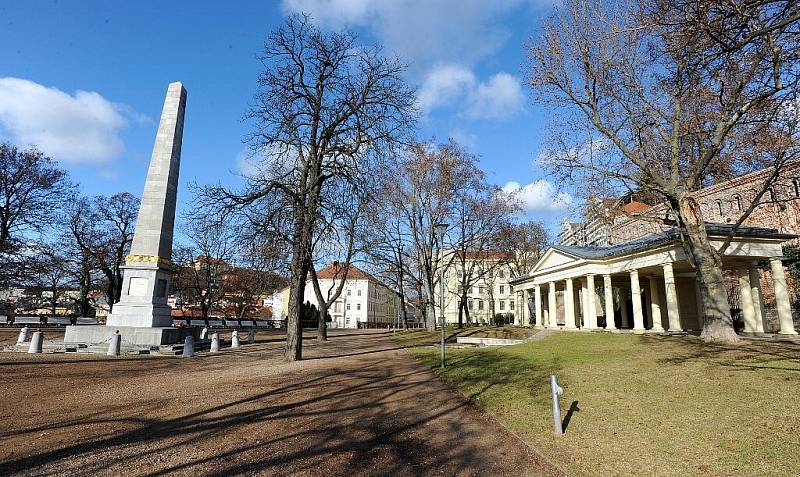 Park Denisovy sady leží ve svahu pod katedrálou svatého Petra a Pavla.