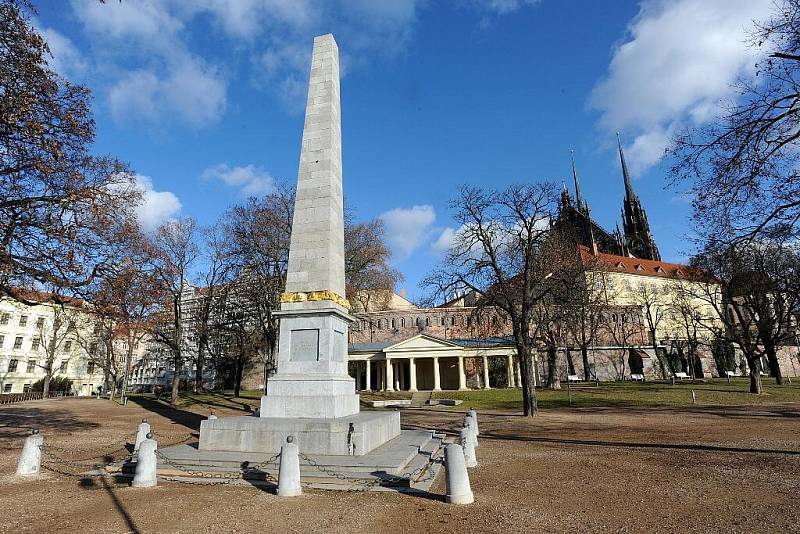 Park Denisovy sady leží ve svahu pod katedrálou svatého Petra a Pavla.