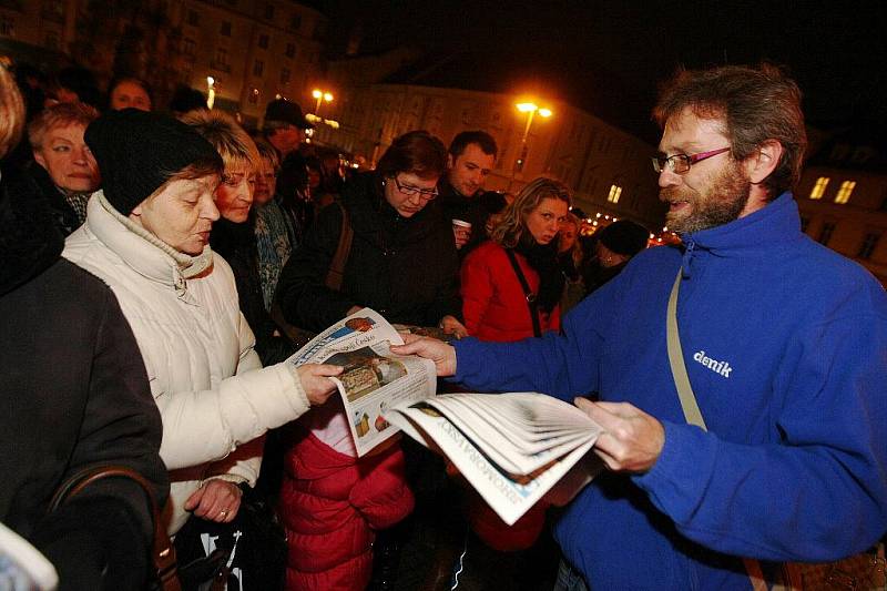 Na Zelném trhu si Brňané společně s Deníkem zazpívali koledy Nesem vám noviny, Narodil se Kristus Pán a Půjdem spolu do Betléma.