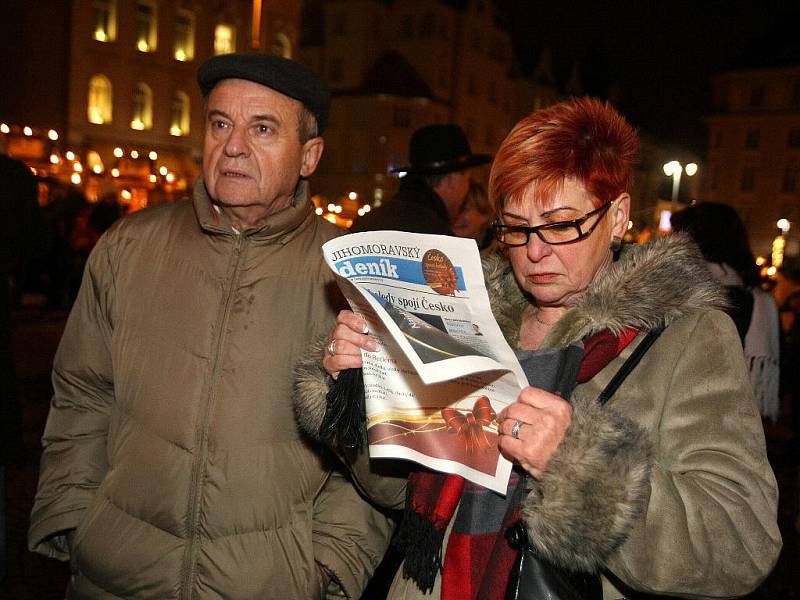 Na Zelném trhu si Brňané společně s Deníkem zazpívali koledy Nesem vám noviny, Narodil se Kristus Pán a Půjdem spolu do Betléma.