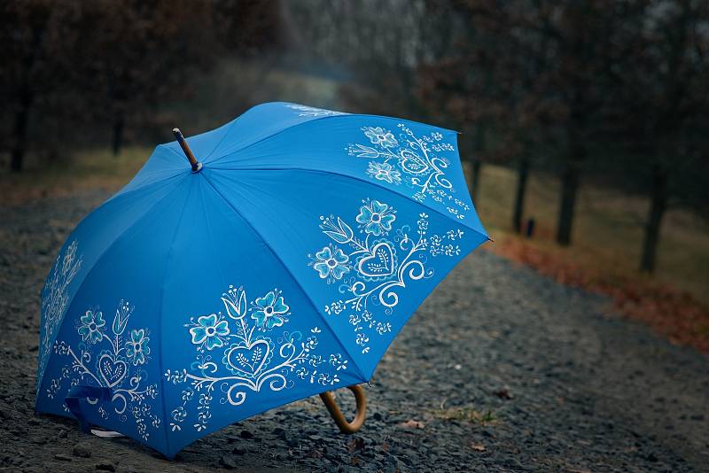 Deštník, který Martina Janochová pomalovala ve volném folklorním stylu.