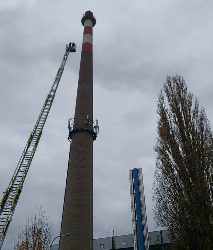 Záchrana muže na komíně v brněnské městské části Bohunice.