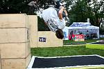 Street parkour v brněnském lužáneckém parku.